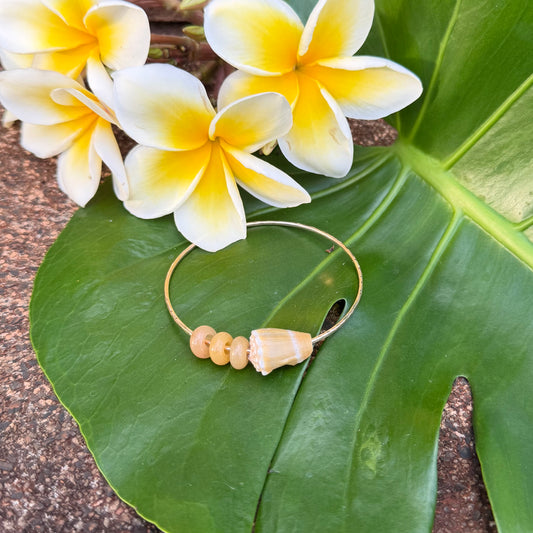 SZ 7.75 Yellow Cone Shell W/Yellow Jade Donut Beads