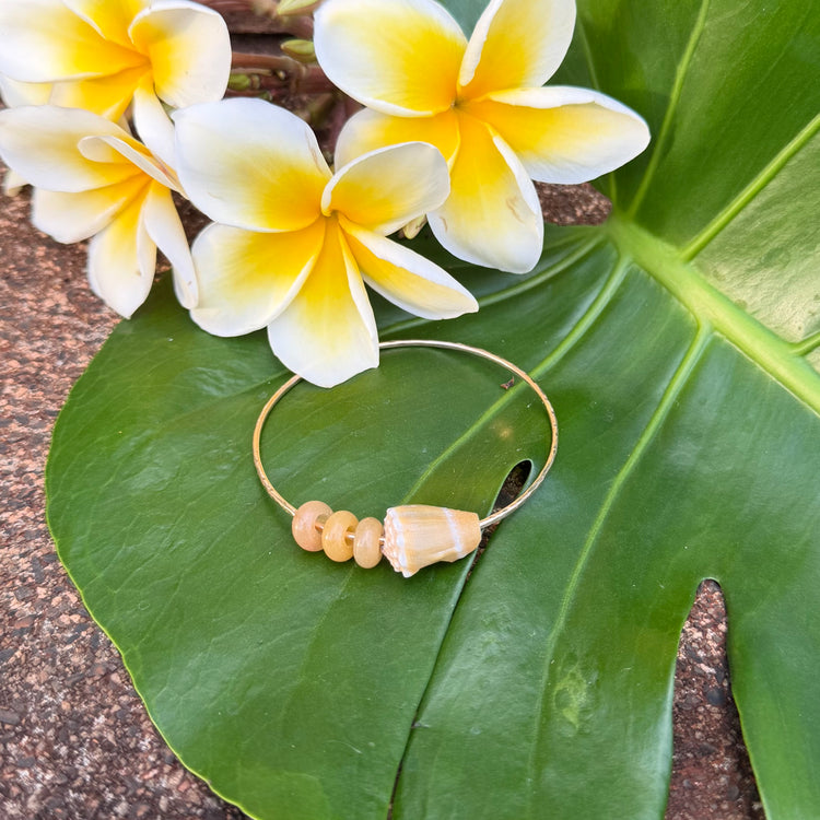 SZ 7.75 Yellow Cone Shell W/Yellow Jade Donut Beads