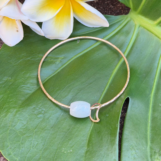 SZ 8.5 White Jade Barrel W/Moon Charm